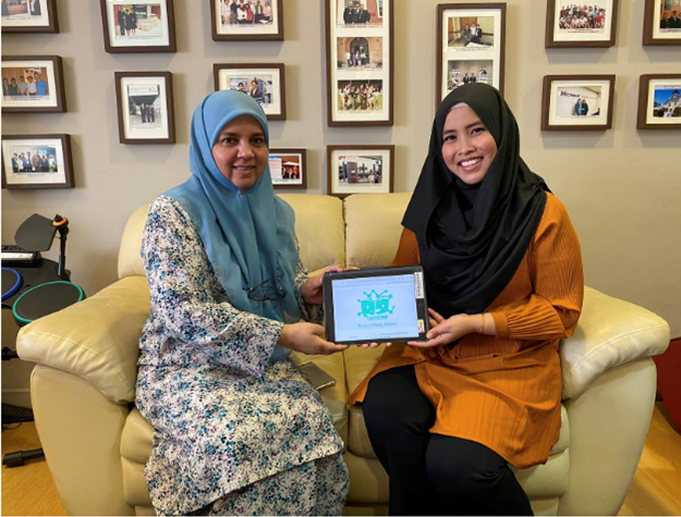 Mdm Muneira and Mdm Yanti, recipients of the MOE Innergy Bronze Award.
